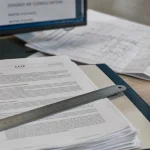 CCTP marché public : dossier de consultation sur table de travail